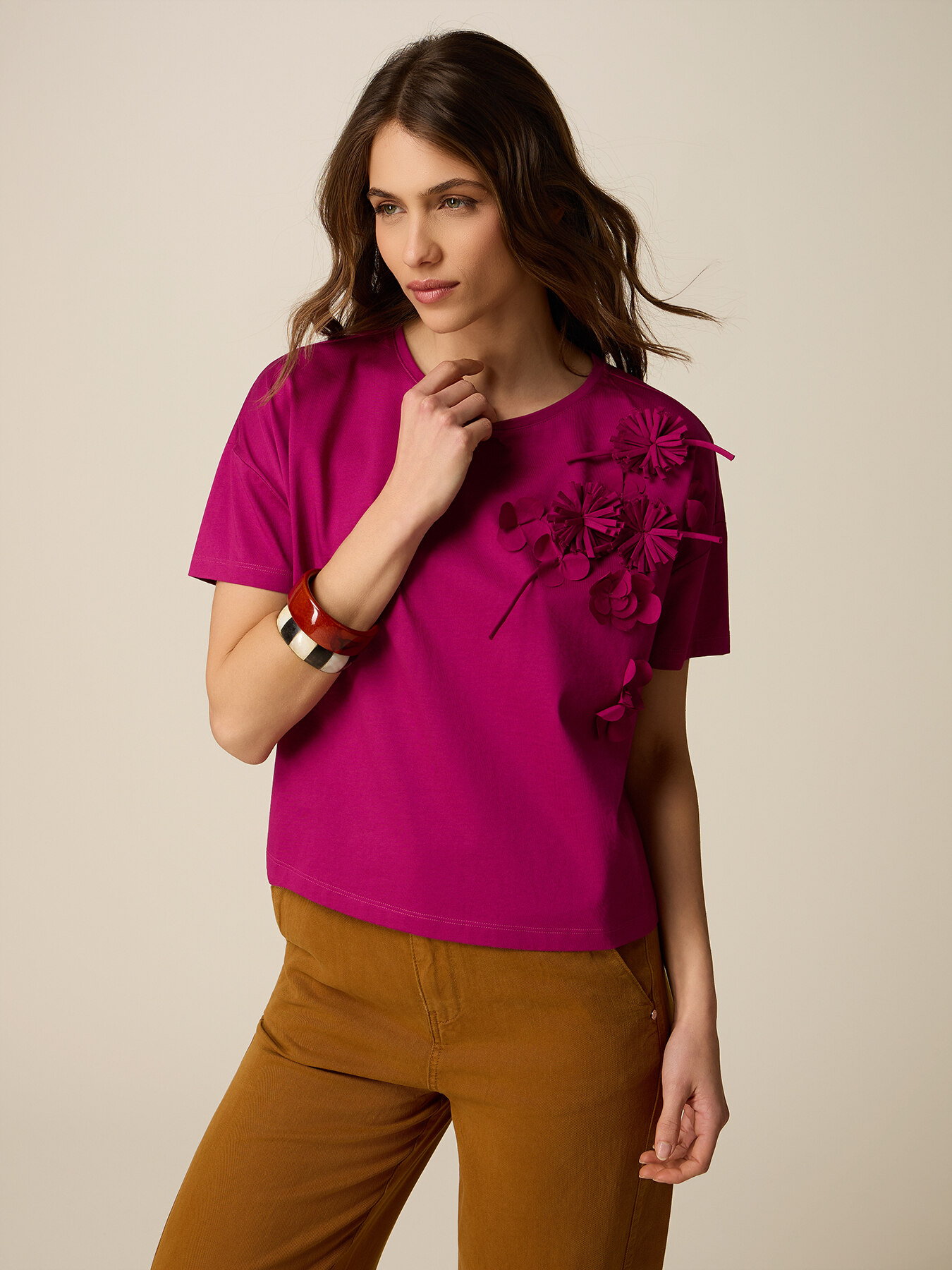 T-shirt with floral appliqu&eacute;s image number 0