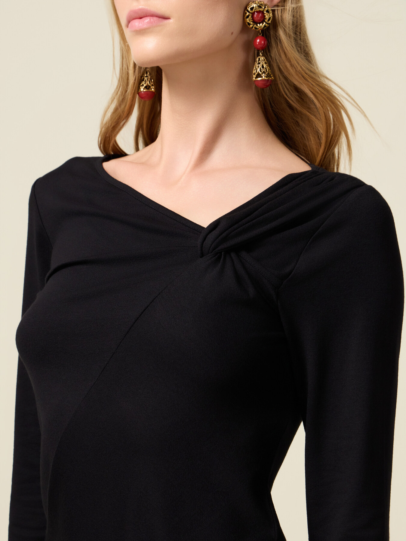 T-shirt slim con scollo asimmetrico image number 2