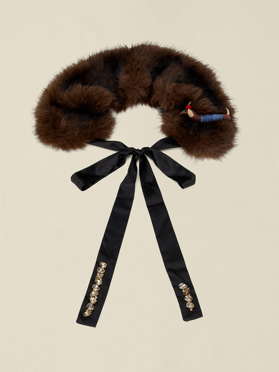 Col en fourrure avec broche et sertissages