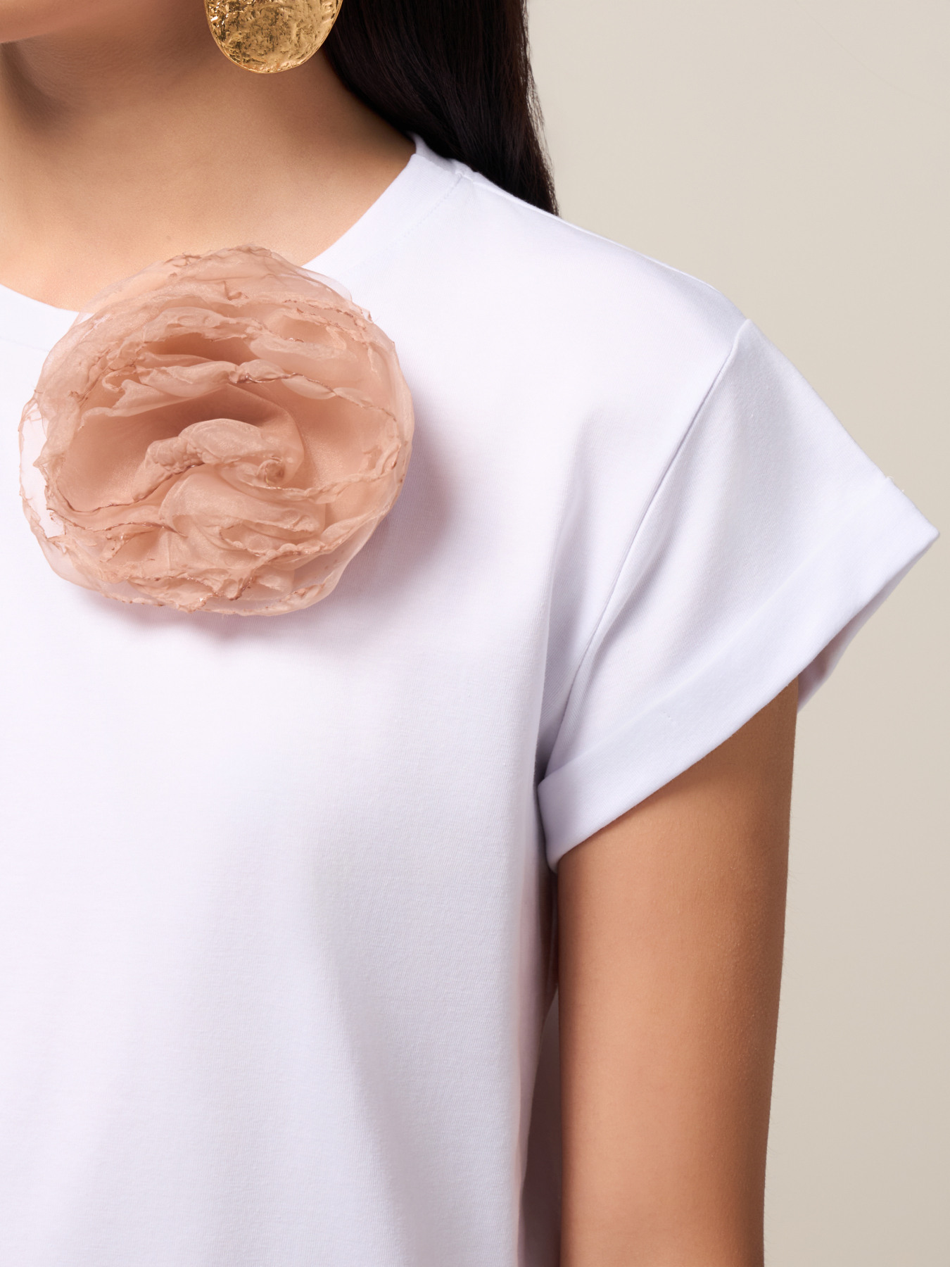 Camiseta con broche de flor image number 2