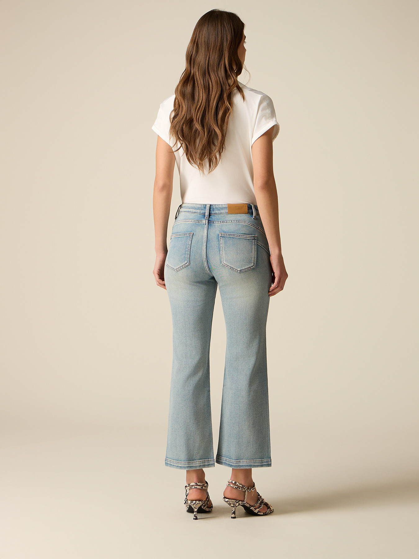 Jeans cropped flare con cristales image number 1