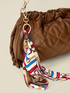 Gesteppte Tasche mit Kordelzug und Charm image number 3