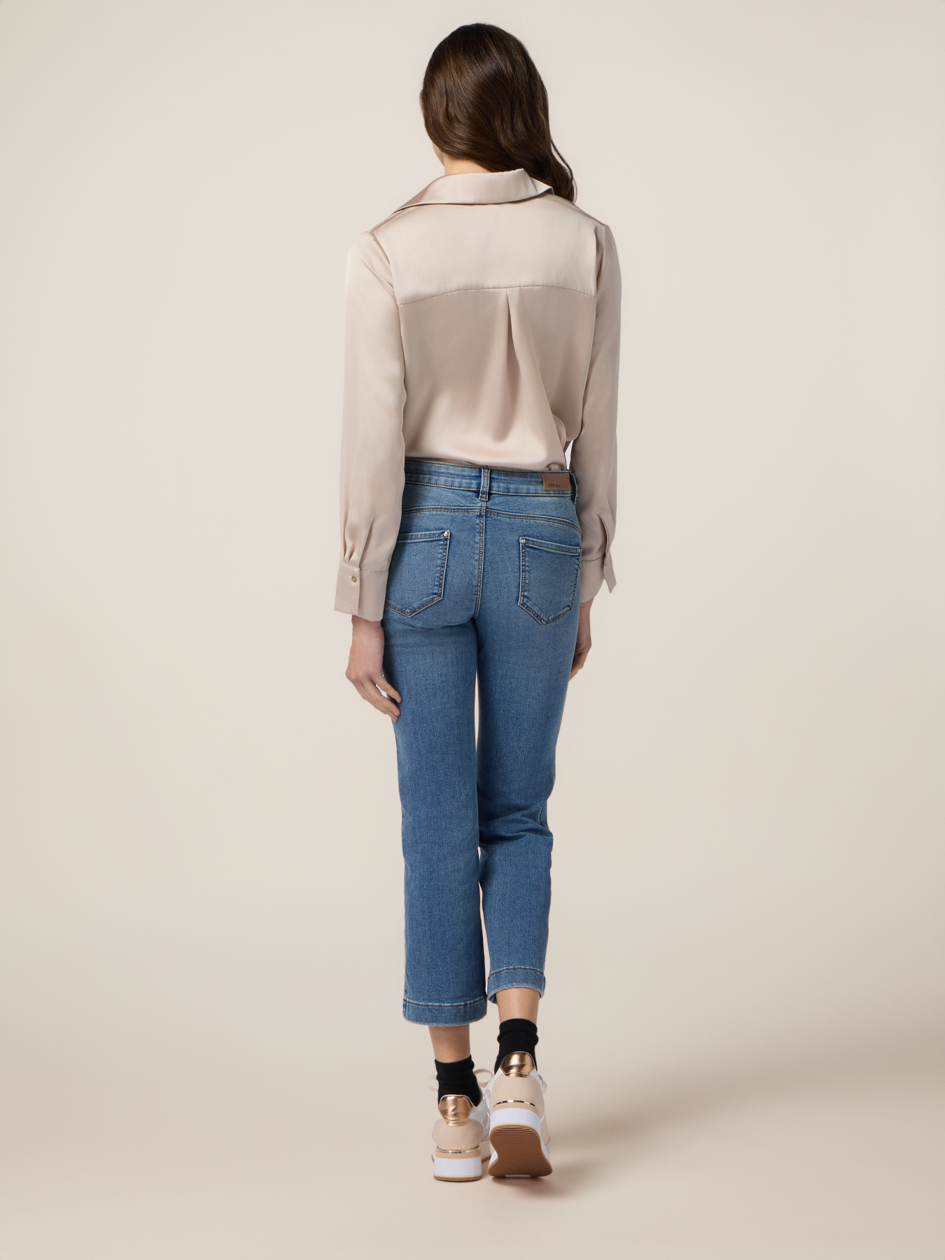 Jeans little flare con bottone gioiello image number 1