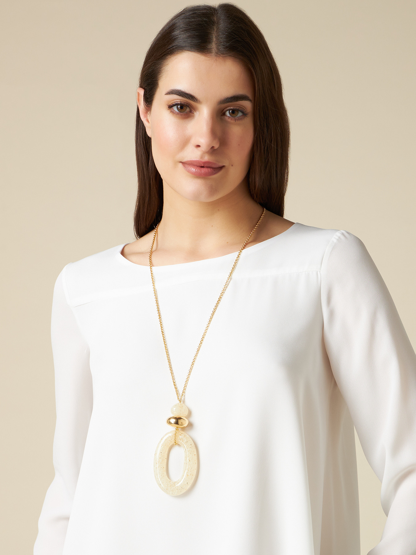 Collier avec breloque en galalithe image number 0
