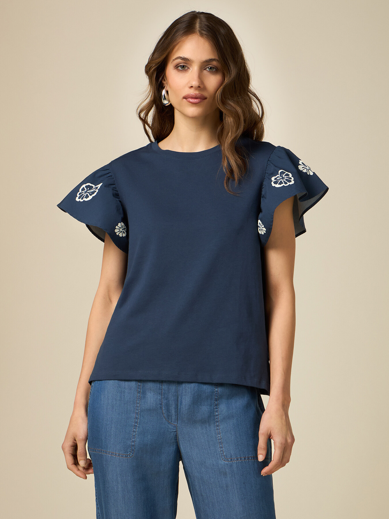 T-shirt with pattern sleeves image number 0