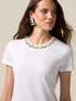 Camiseta con bordado de piedras de colores image number 2