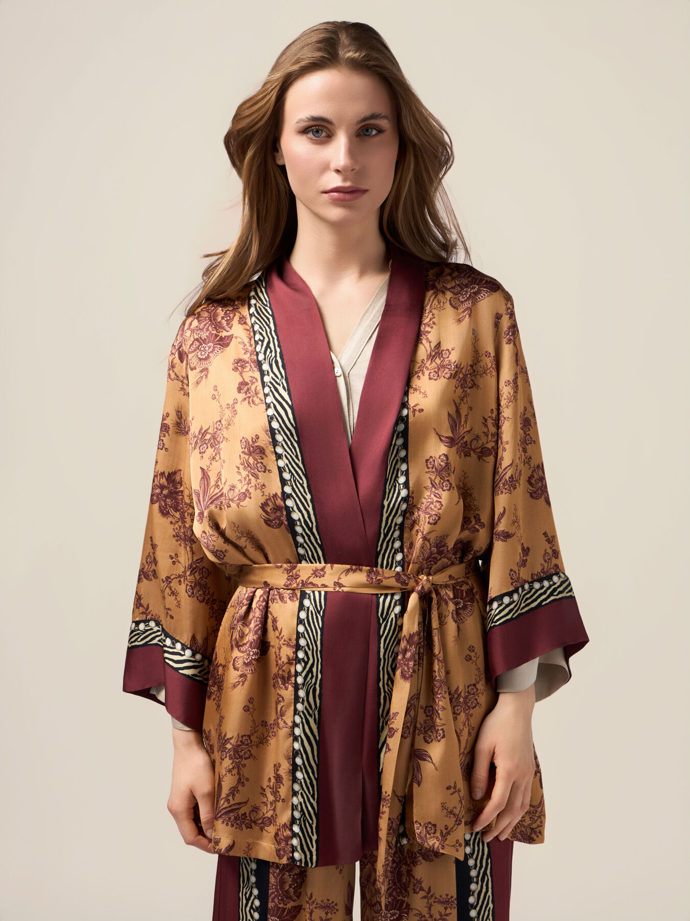 Kimono de sat&eacute;n de viscosa image number 0