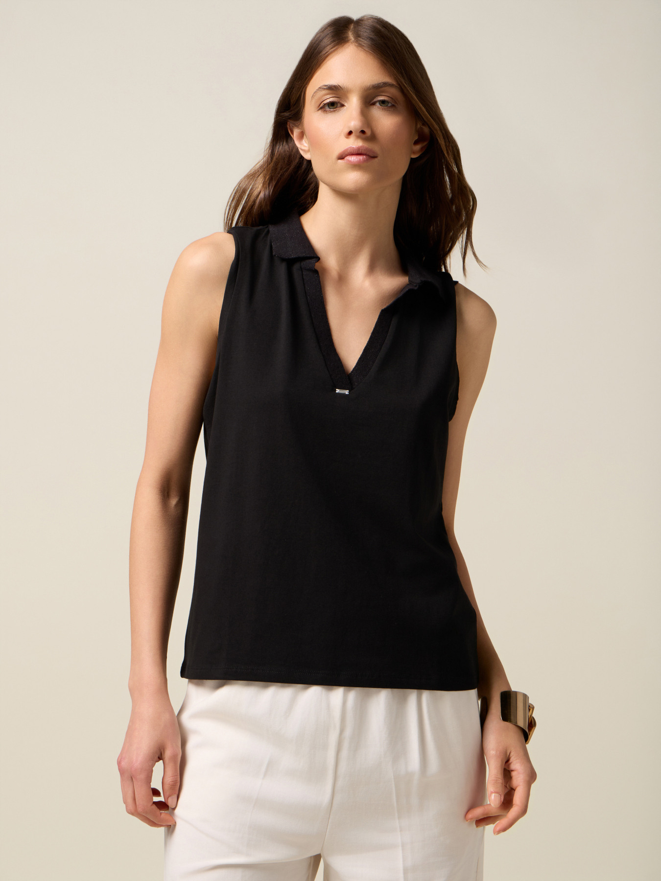 Top con cuello y detalle de joya image number 0