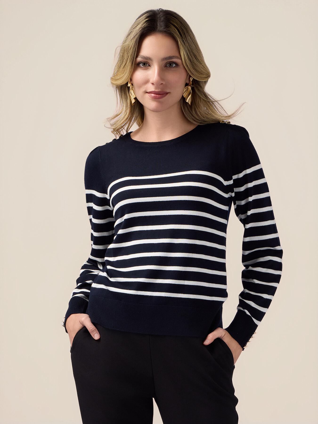 Pull ray&eacute; avec boutons m&eacute;talliques image number 0