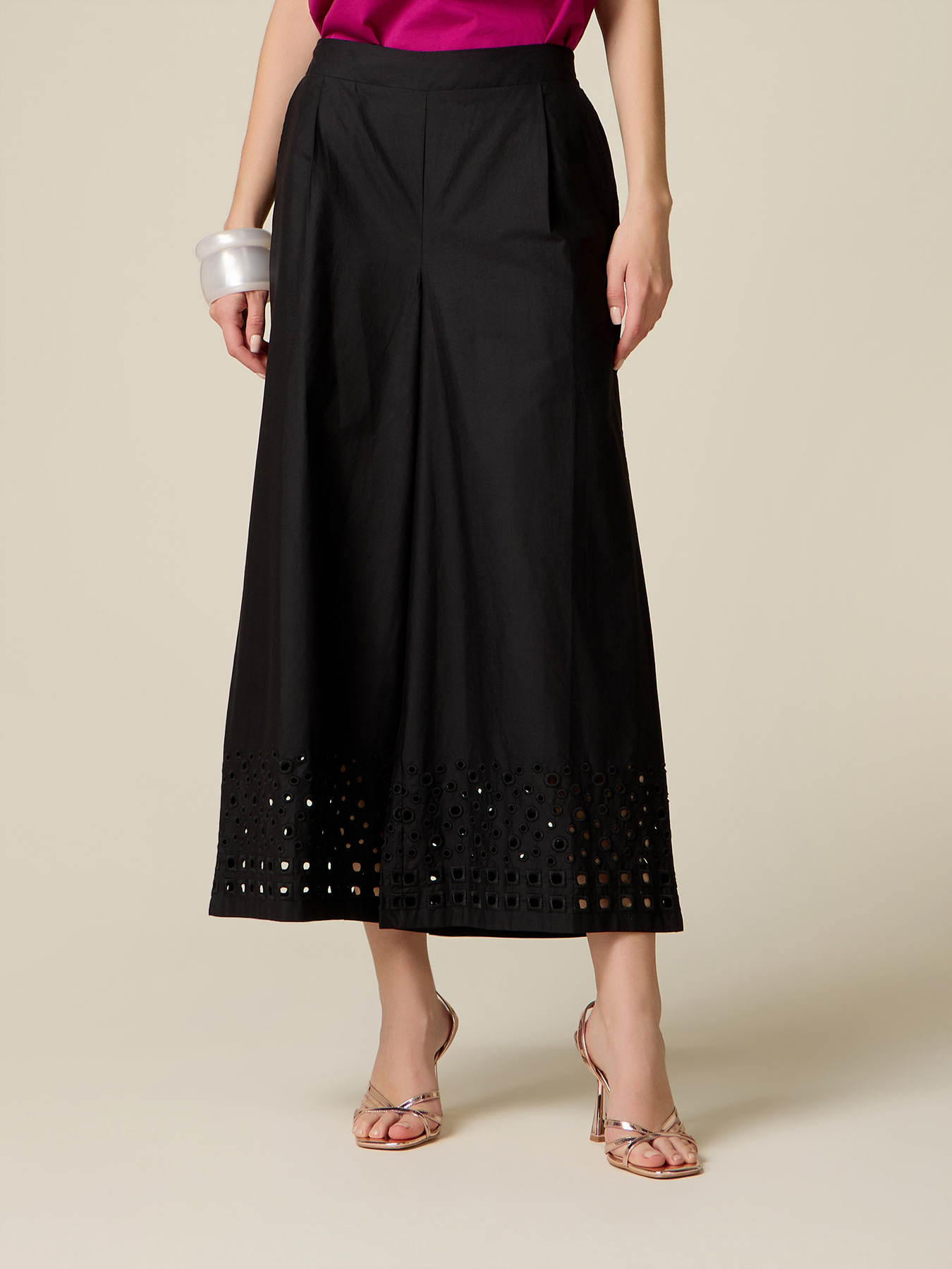 Cropped trousers with embroidery on the hem image number 3