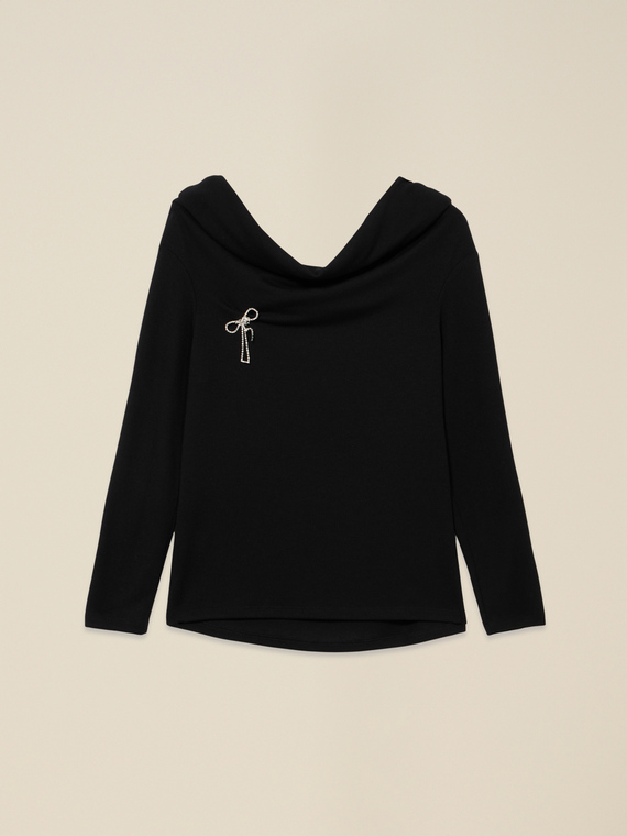 T-shirt with color shifter and pin