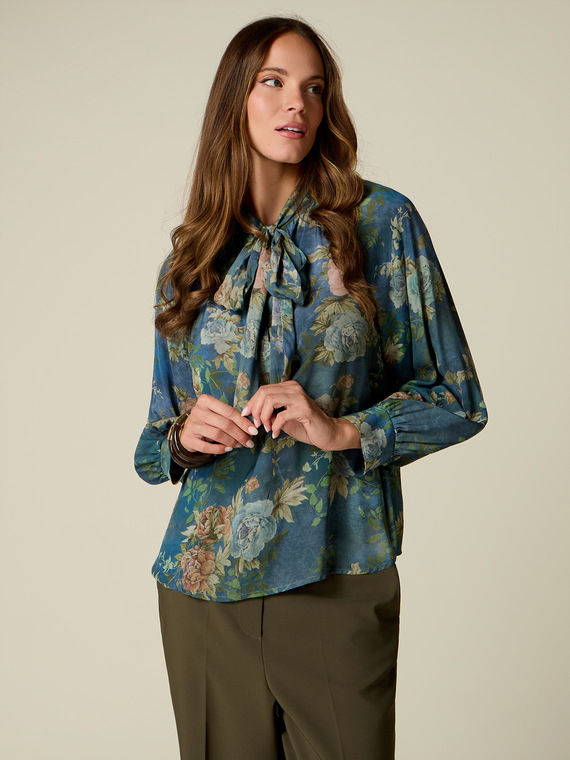 Gemusterte Bluse mit Schleife