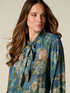 Gemusterte Bluse mit Schleife image number 2