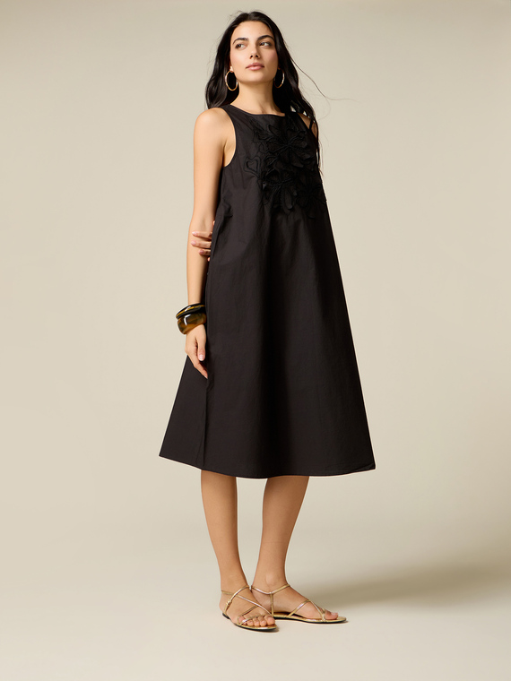 Vestito linea ad A con applicazioni floreali