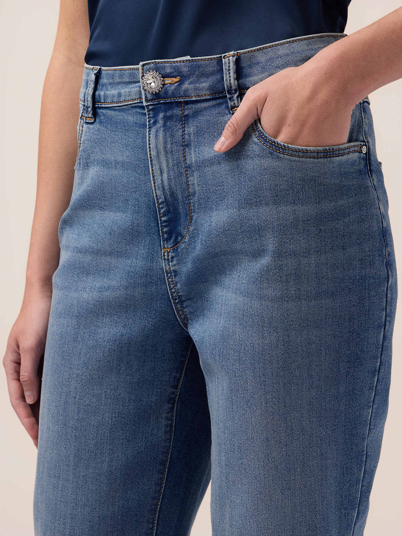 Jeans boyslim con bottone gioiello image number 2