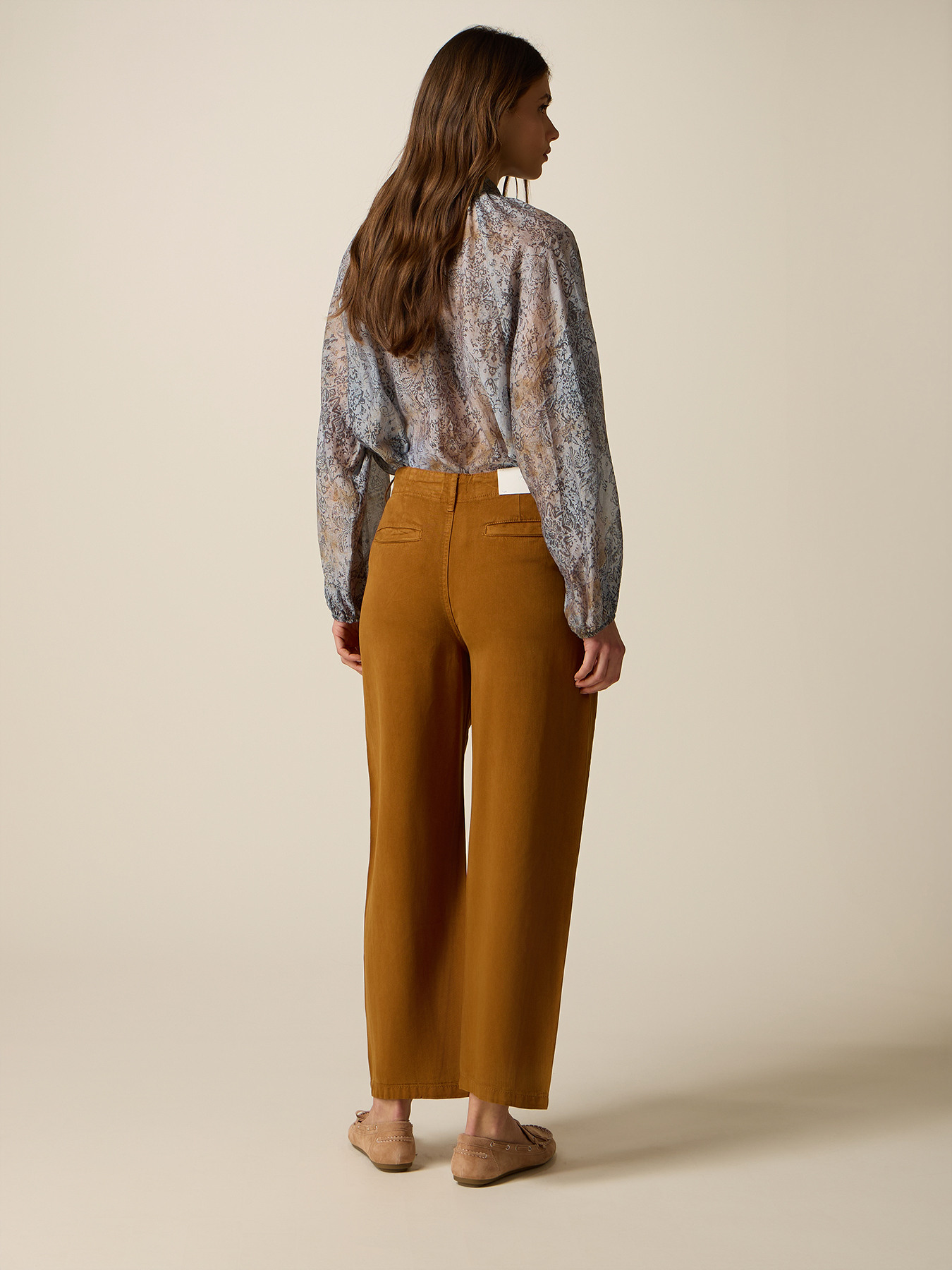 Pantalon cropped en satin de tencel image number 1