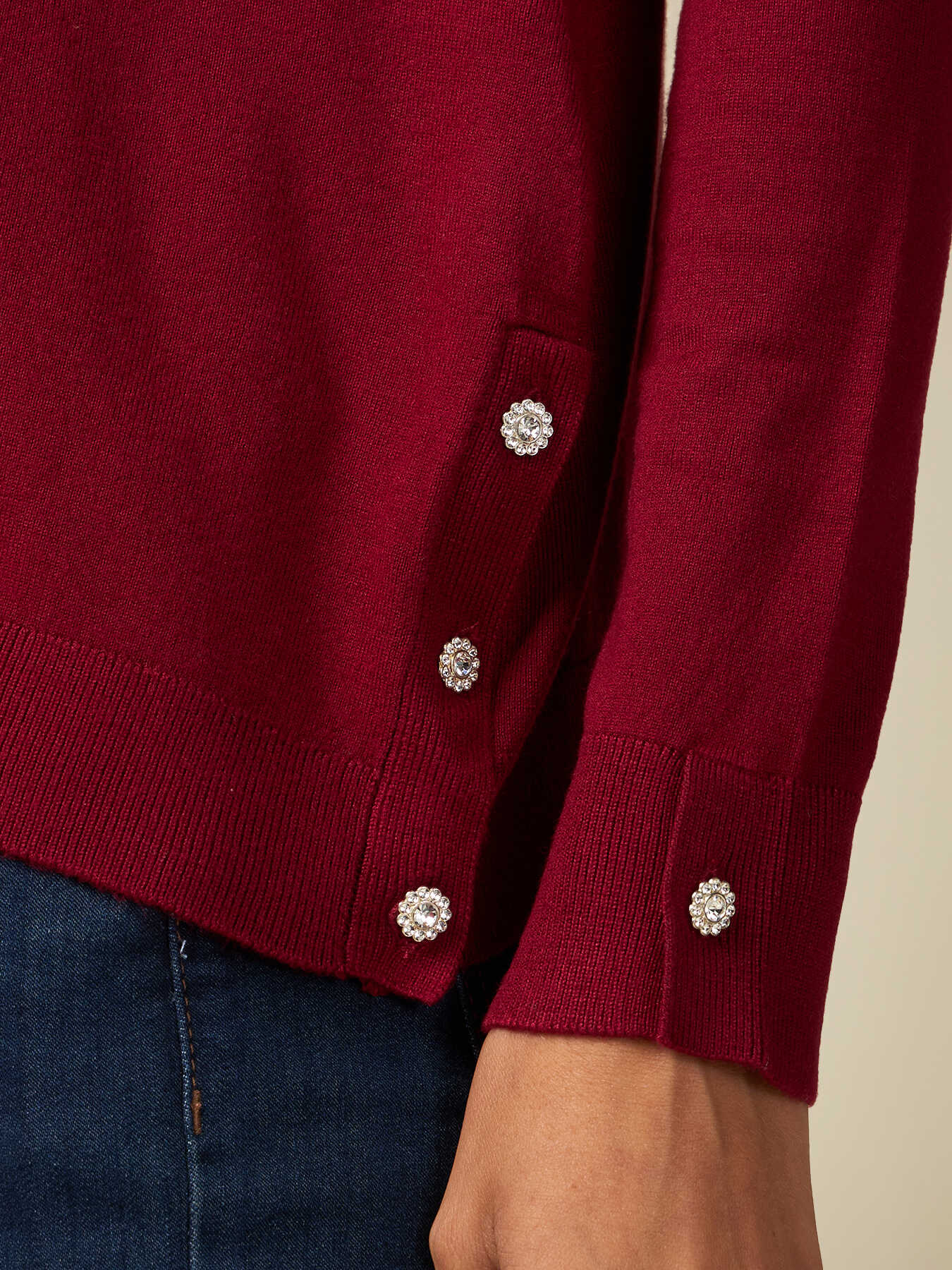 Pull ras-du-cou avec boutons bijoux image number 2