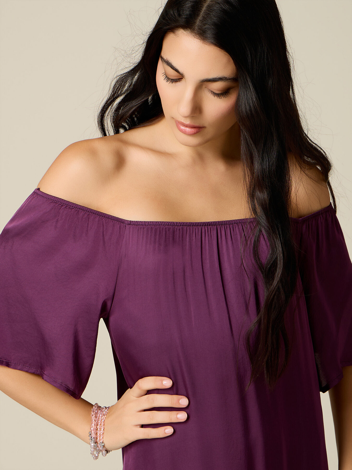 Vestido largo off shoulders en raso image number 2