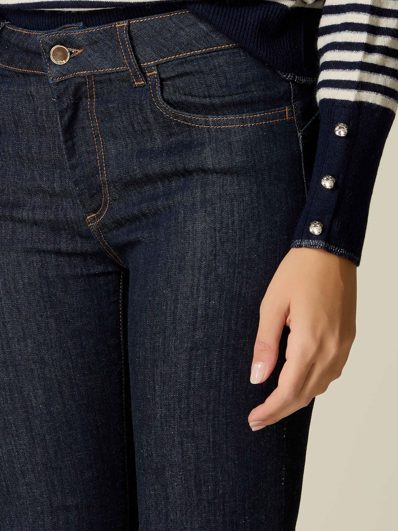 Lauren Flare-Jeans in Rinse-Denim image number 2