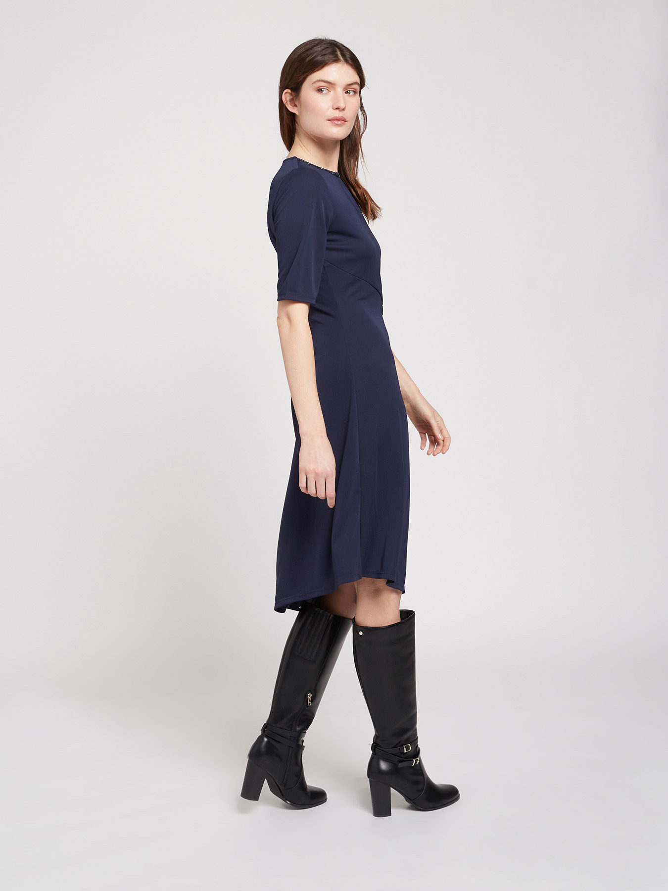 Short-sleeved dress with beads image number 1