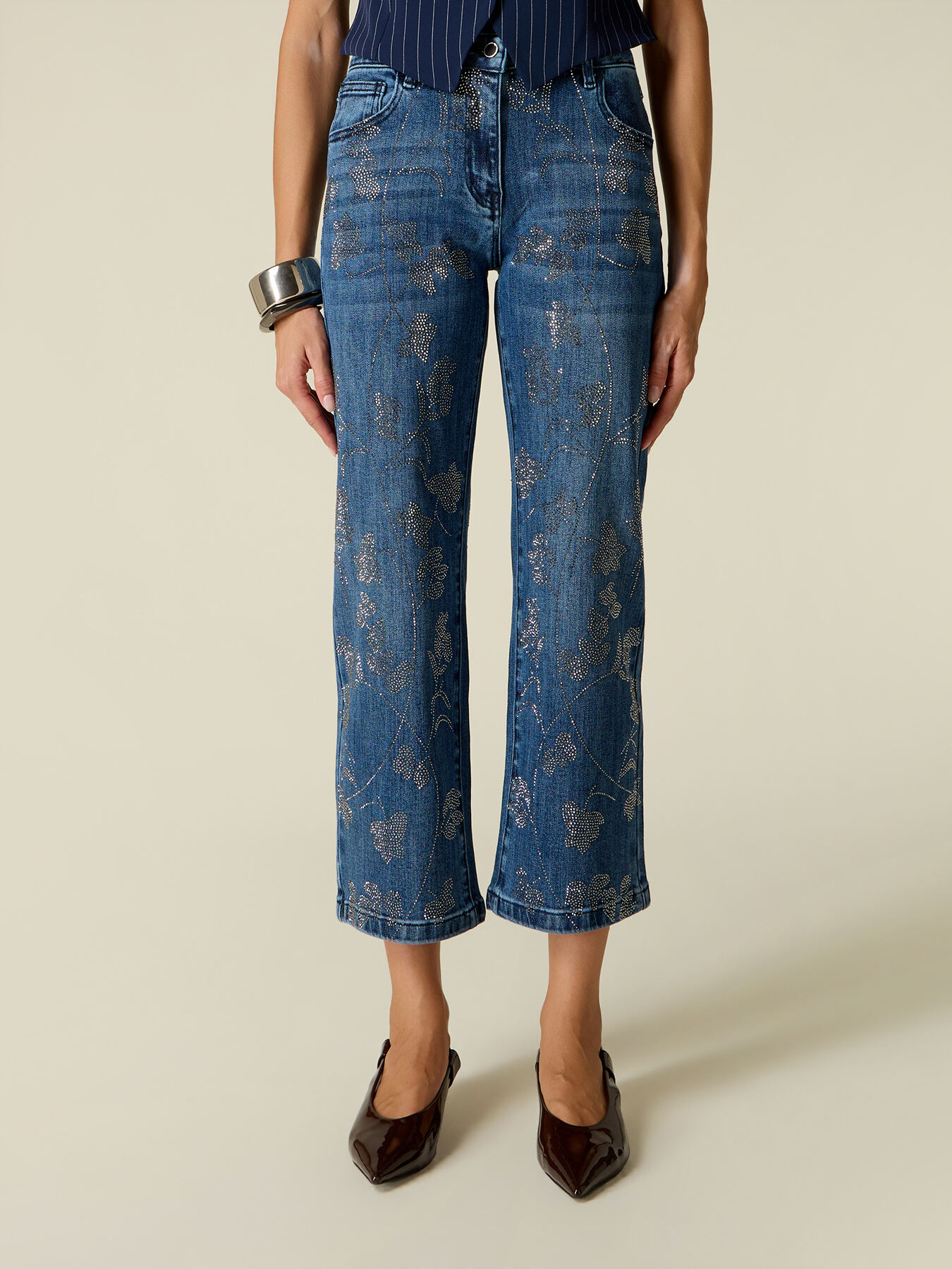 Cropped-Jeans mit Kristallbesatz image number 3