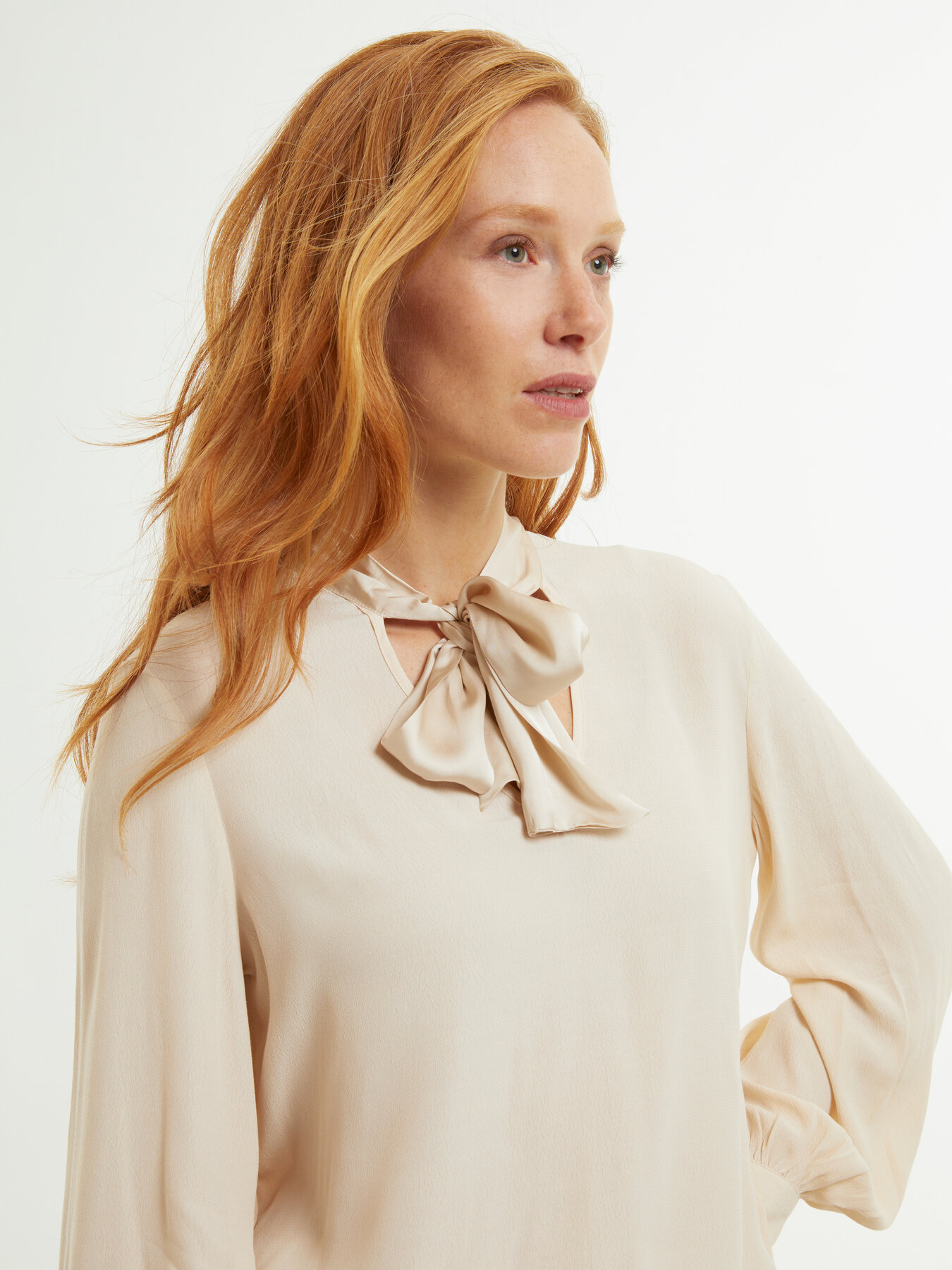 Bluse mit Schluppe image number 2