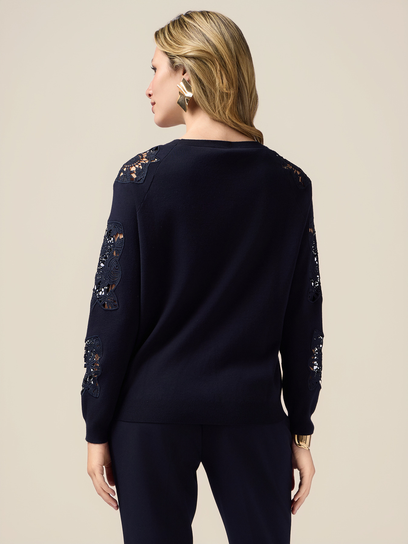 Pull col rond avec broderies en dentelle image number 1