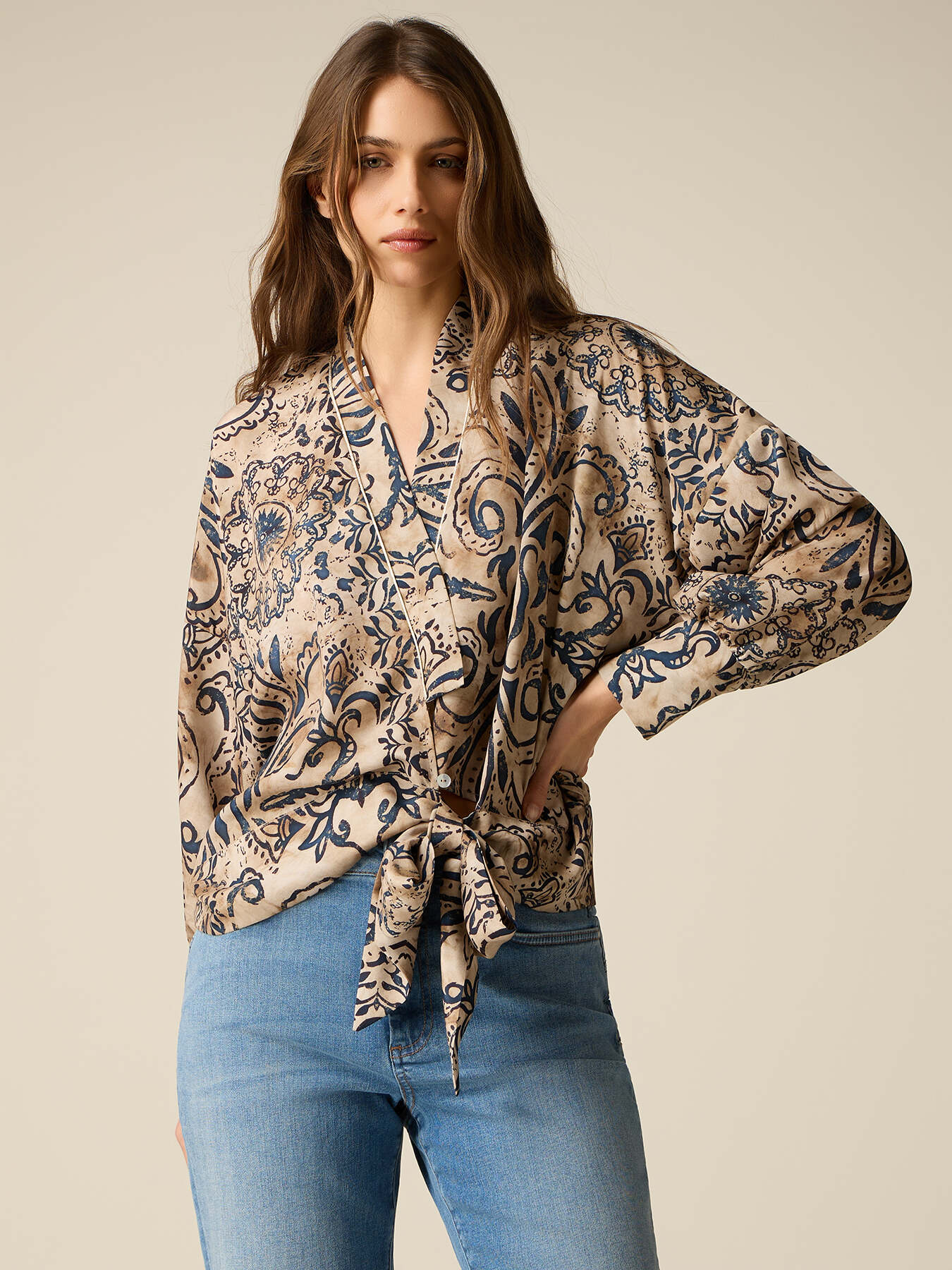 Blusa estampada cruzada image number 0