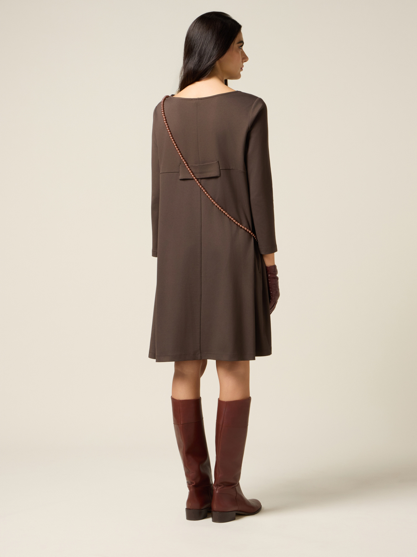 Robe &eacute;vas&eacute;e avec d&eacute;tail foulard image number 1