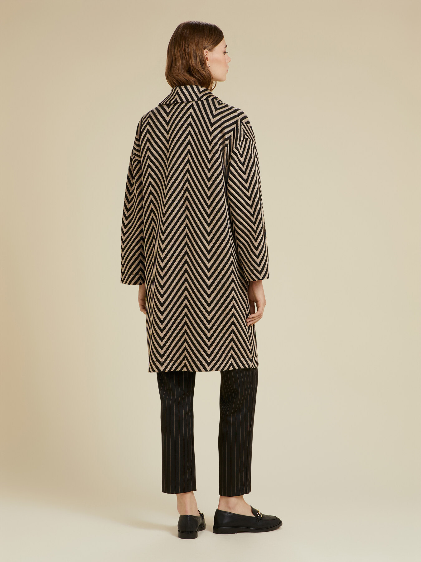 Mantel mit Revers, Maxi-Fischgrätenmuster in Schwarz-Weiß, komfortable Passform image number 2