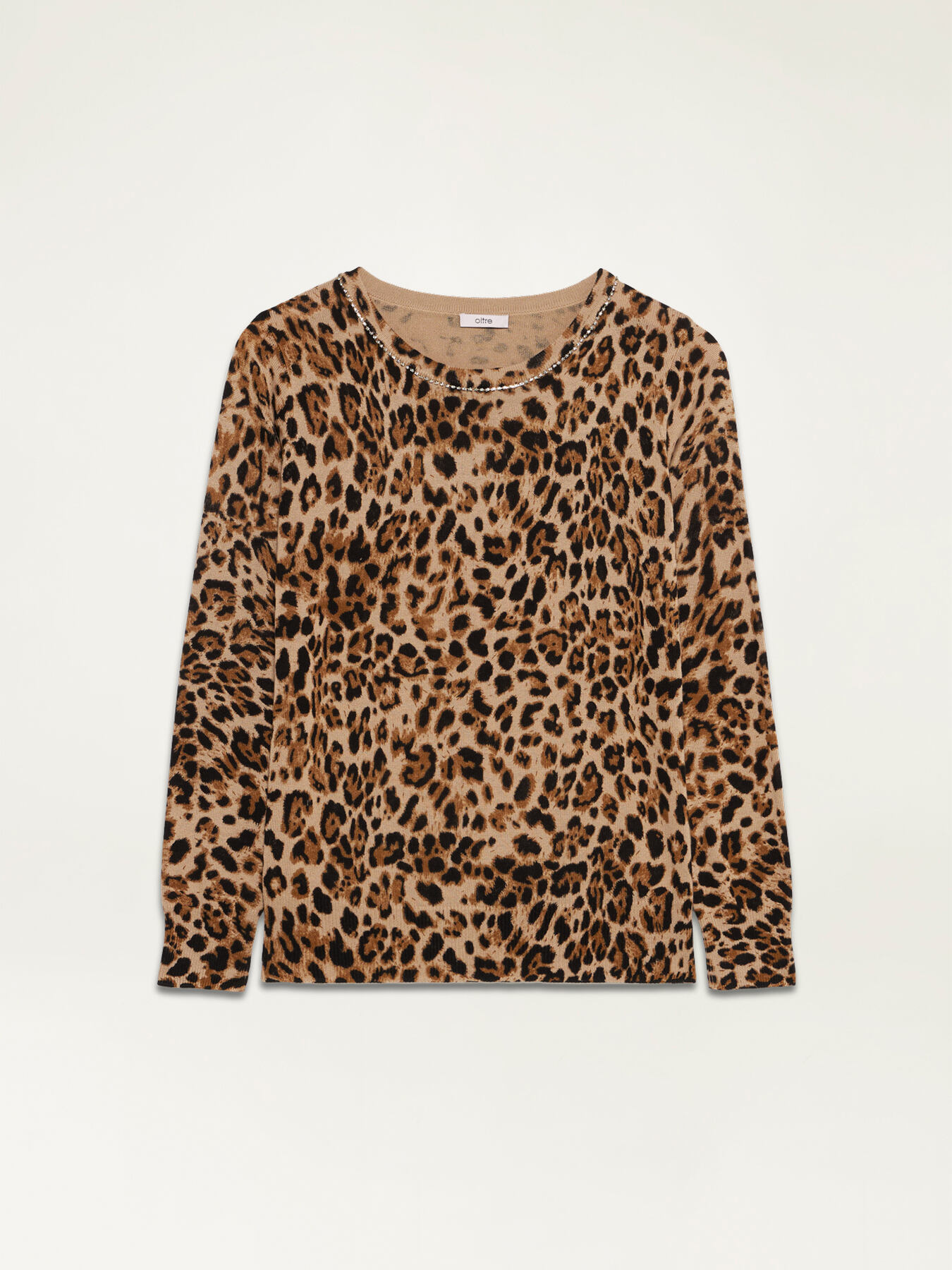 Pull &agrave; motif animalier avec une cha&icirc;ne bijou image number 4