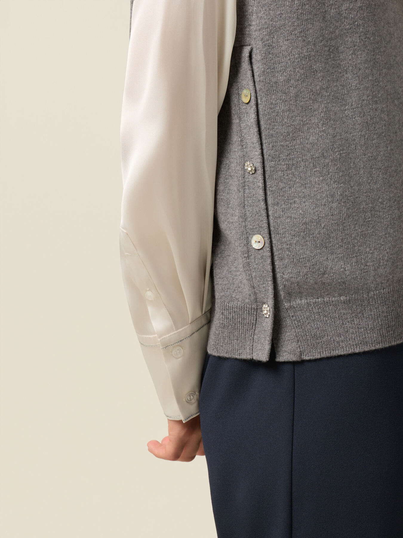 Wool and cashmere cardigan with buttons image number 2