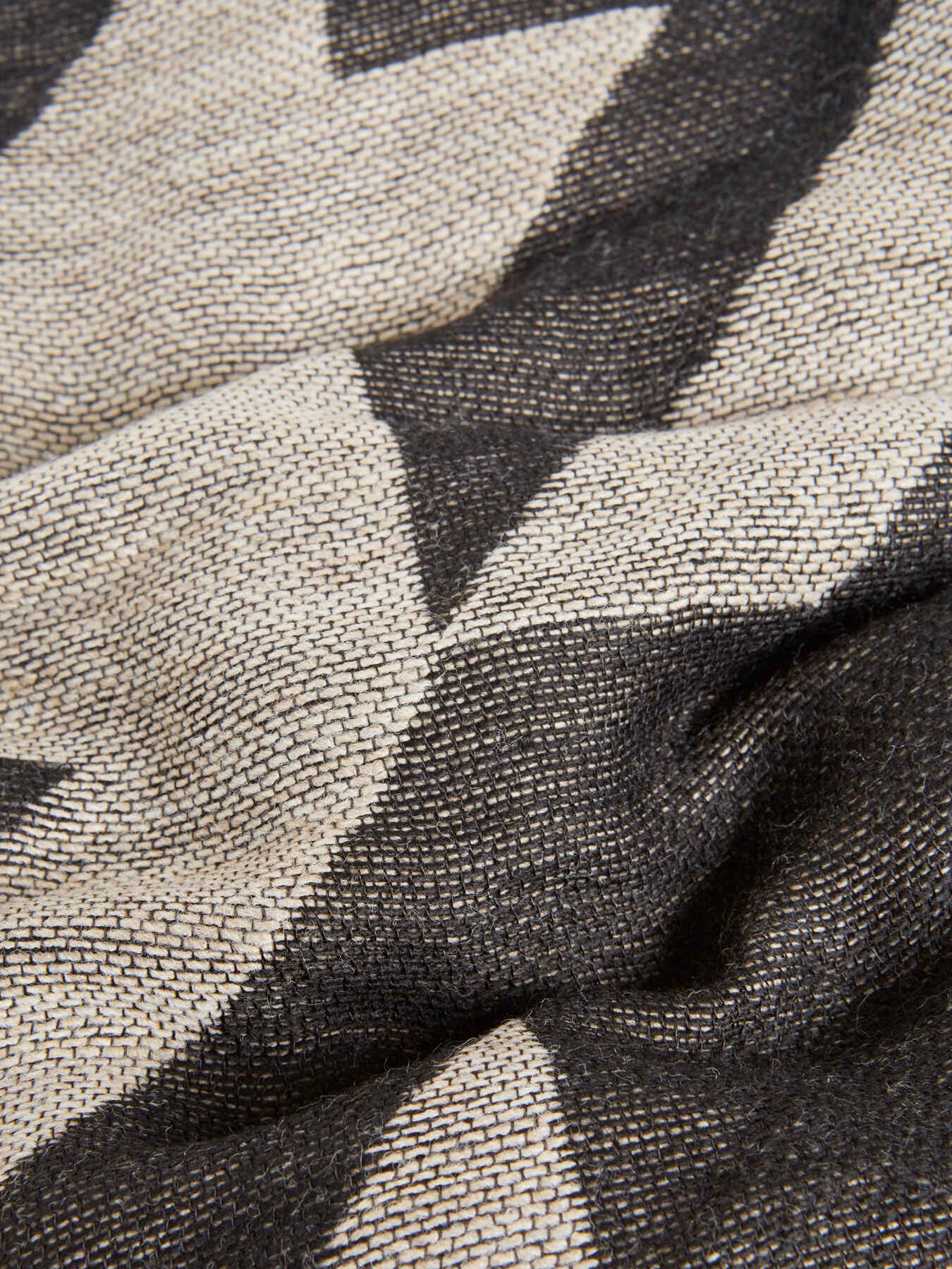 Houndstooth pattern scarf image number 2