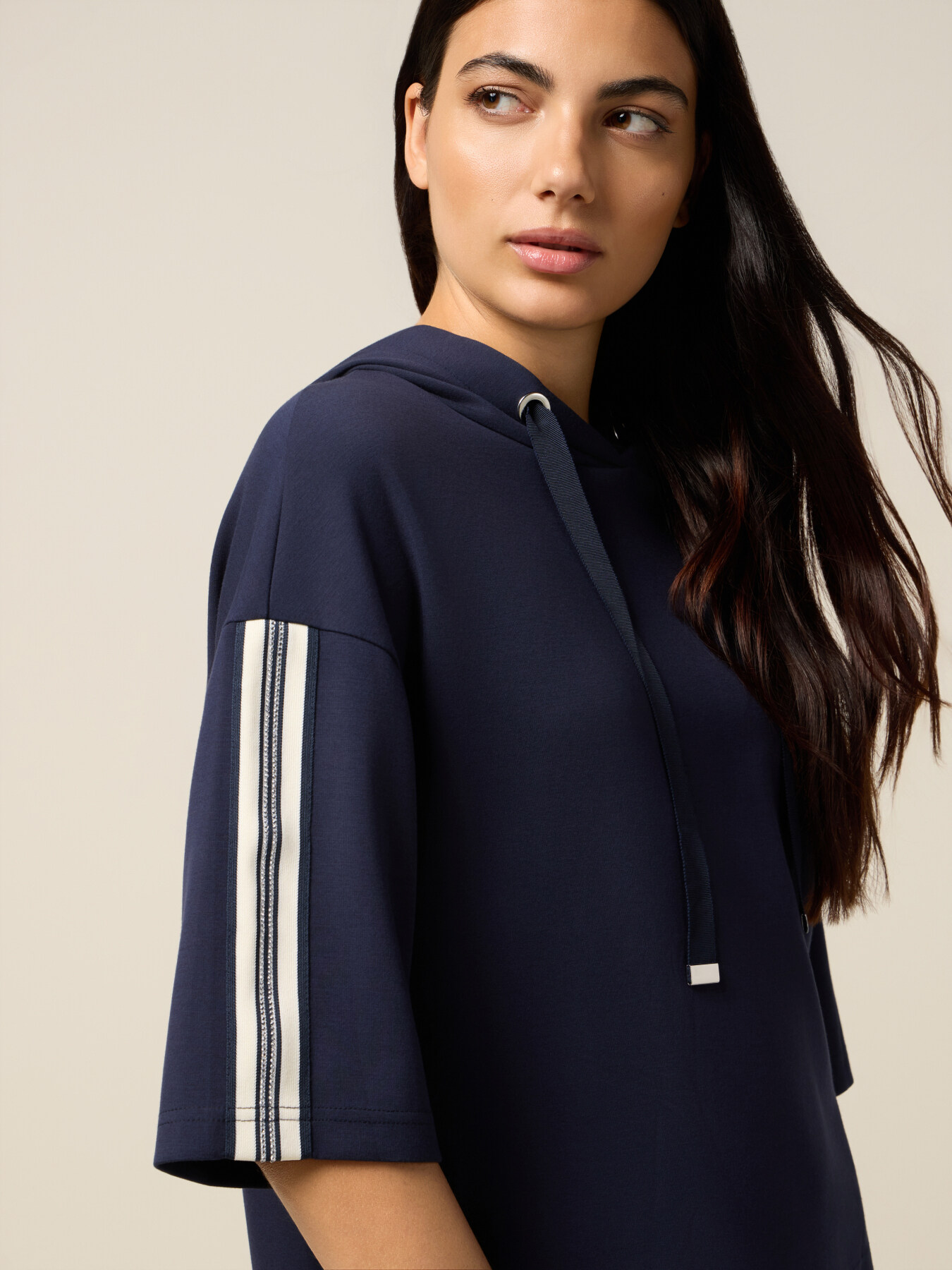 Short-sleeved hoodie image number 2