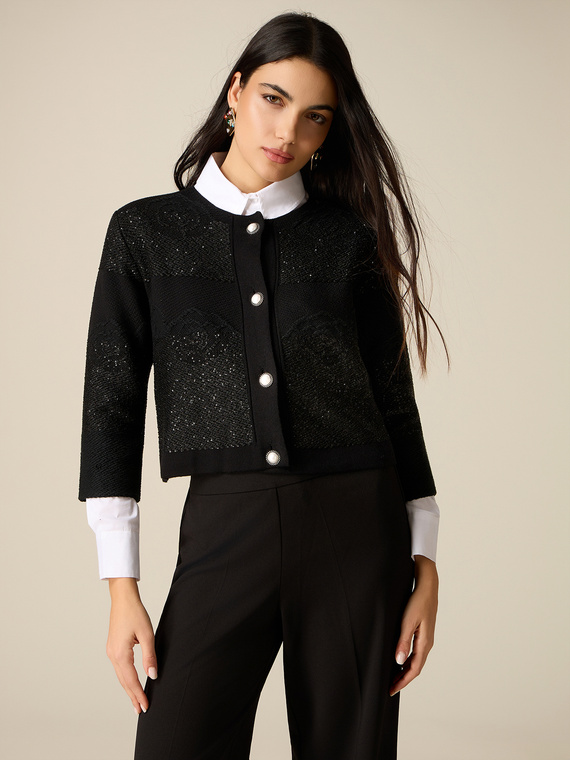 Veste courte en tricot travaill&eacute;