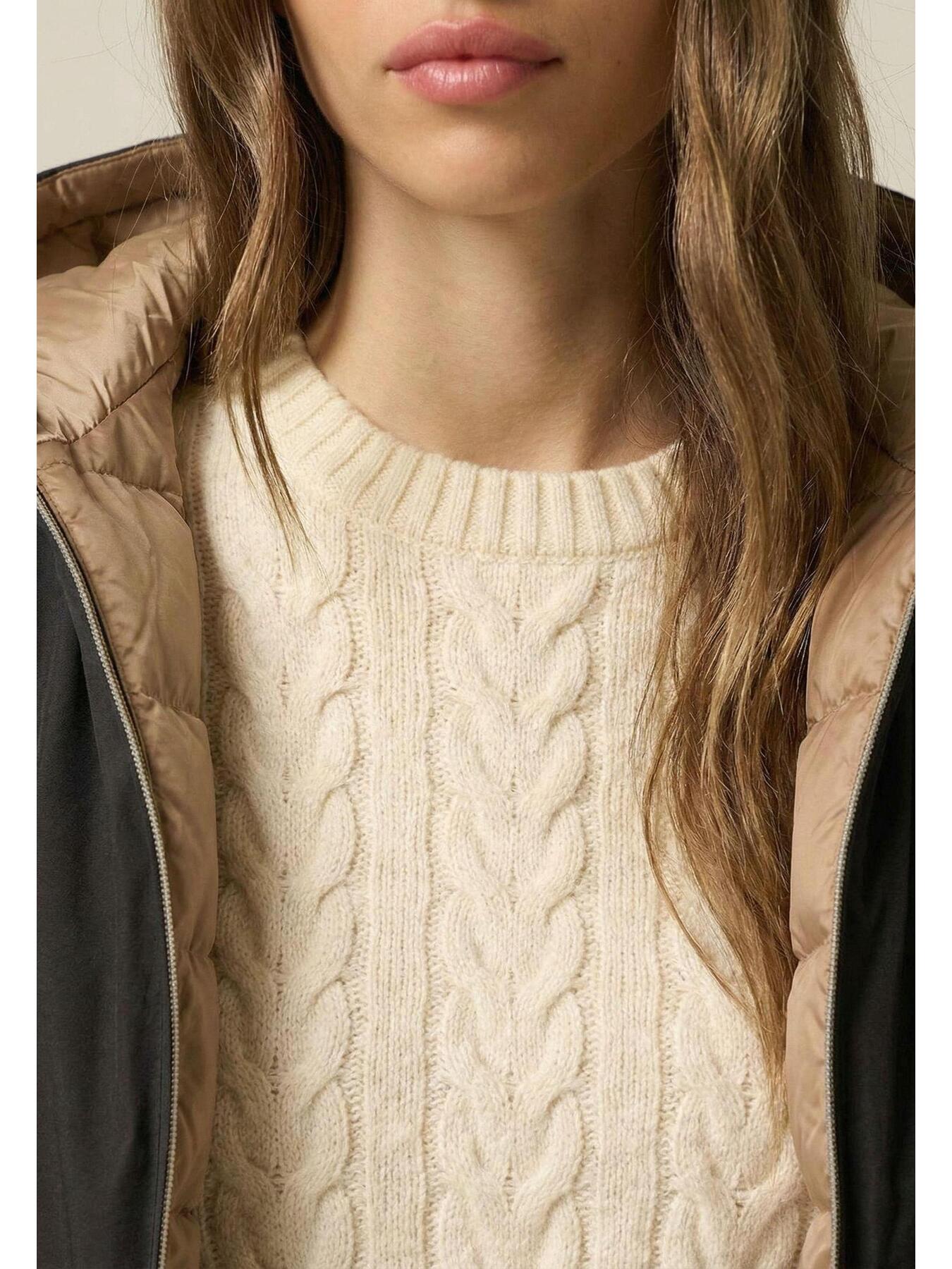 Short lightweight down jacket with hood image number 2