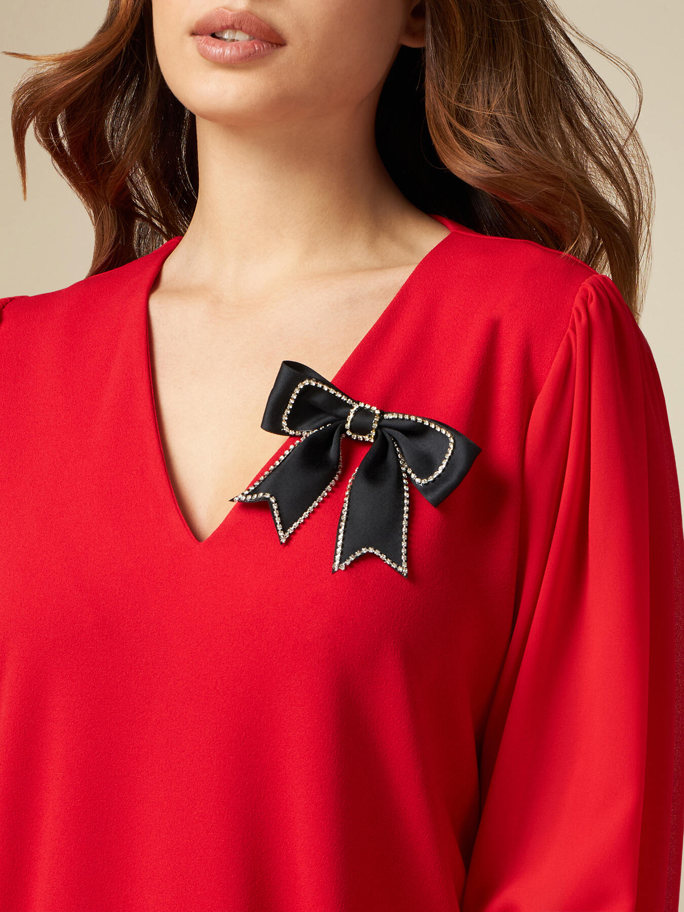Kleid aus zwei Materialien mit Brosche image number 2
