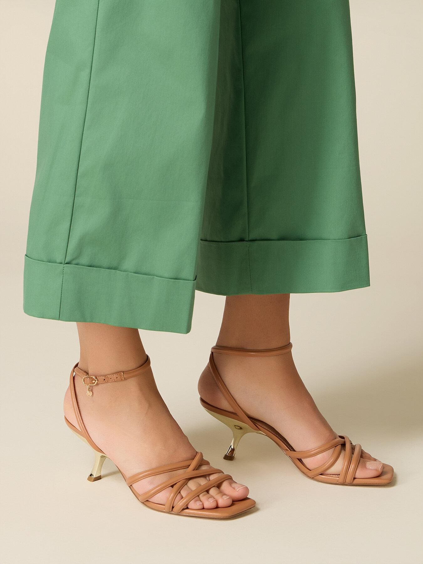 Sandalen mit mittelhohem Absatz und Riemchen image number 0