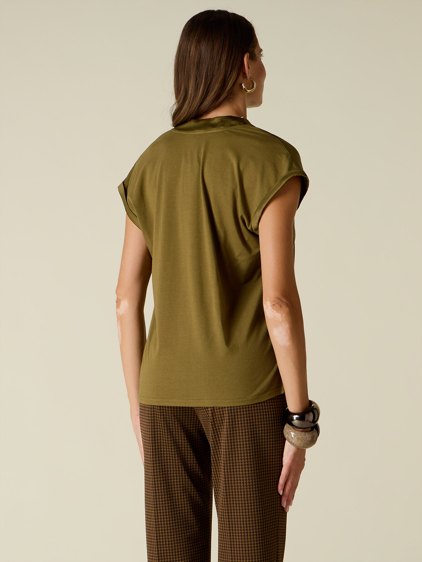 T-shirt bimaterica scollo a V image number 1