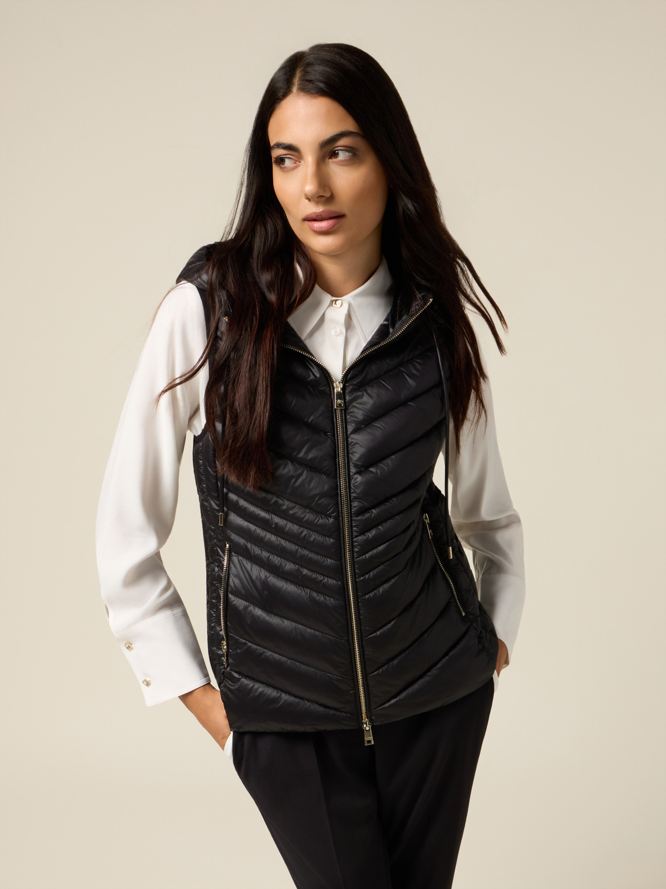 Lightweight sleeveless down jacket image number 3