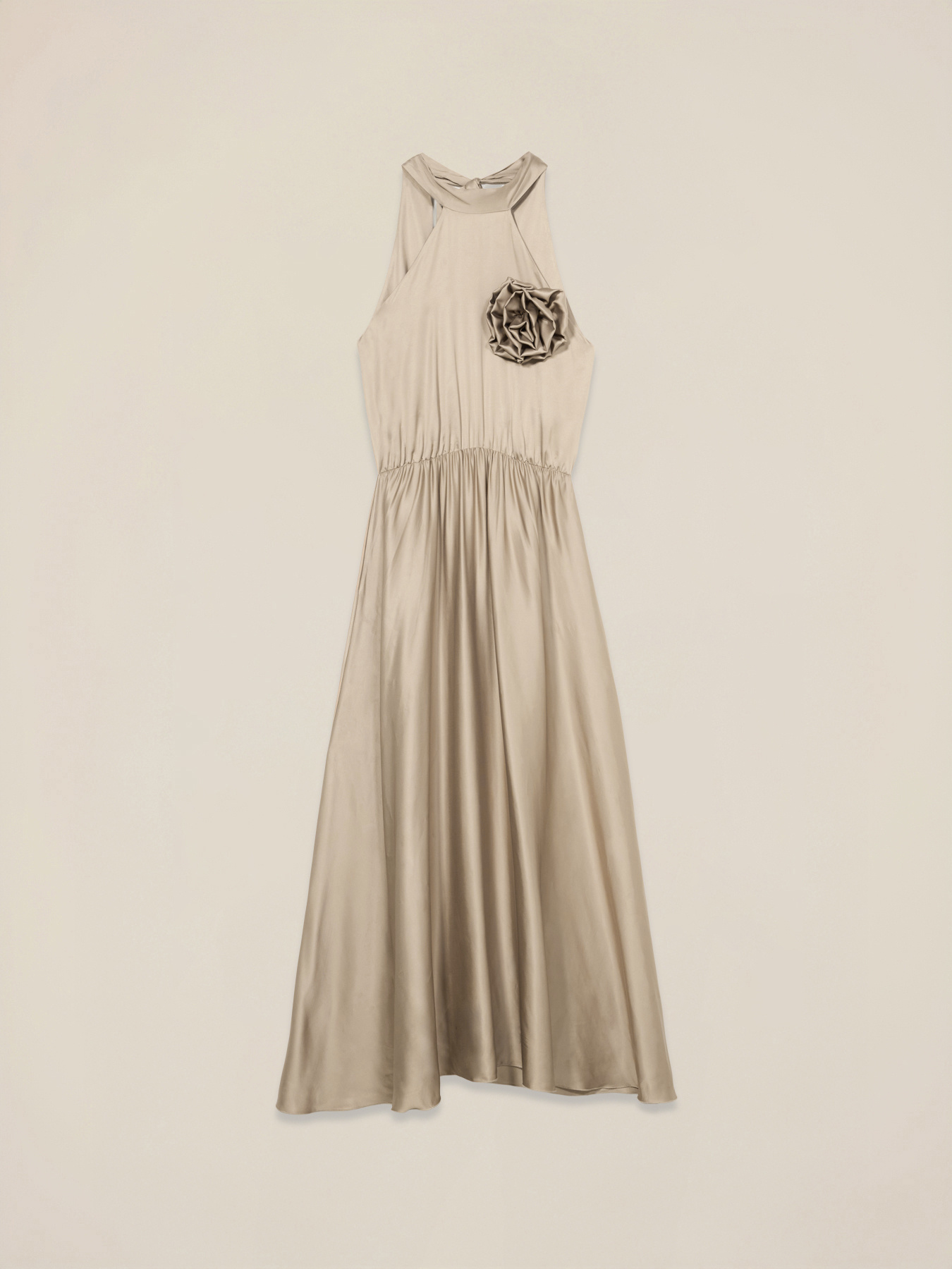 Langes Satinkleid mit Blume image number 3