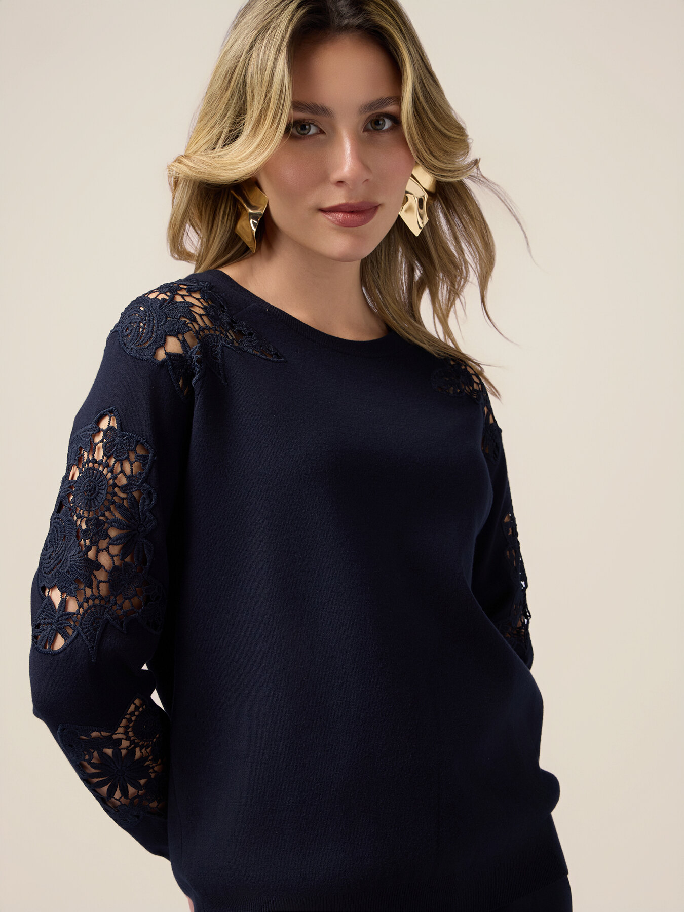 Pull col rond avec broderies en dentelle image number 2