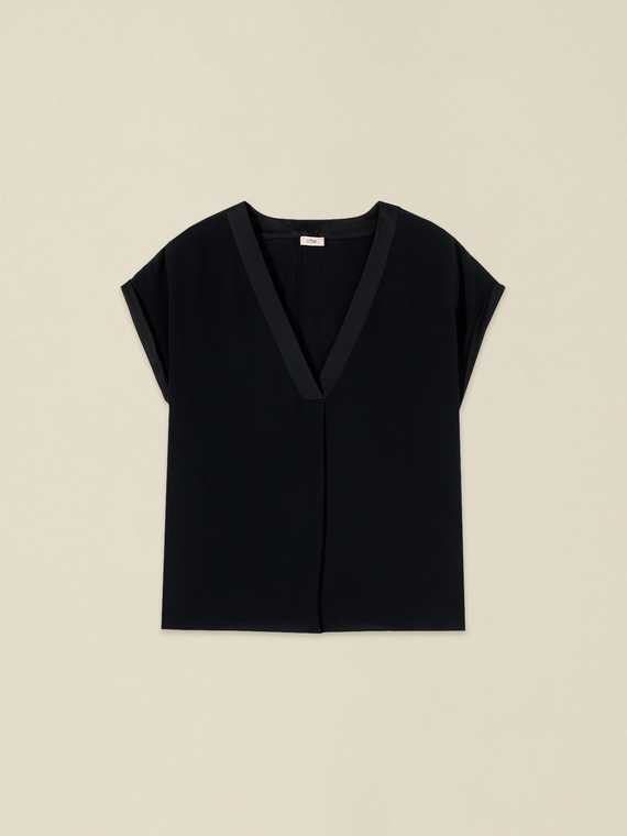 Viscose cr&ecirc;pe blouse with V-neck
