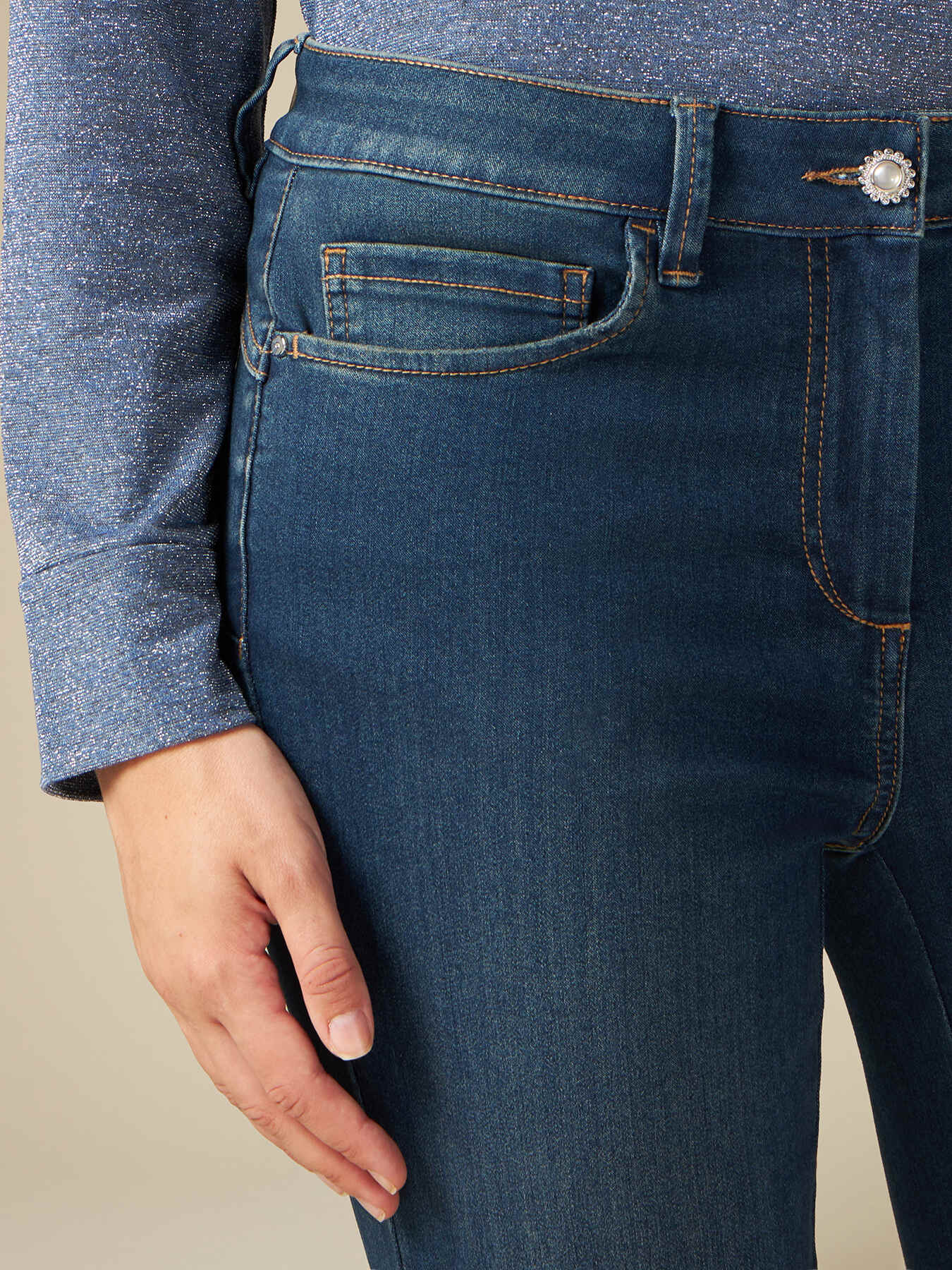 Jean flared &eacute;co-friendly avec bouton bijou image number 2