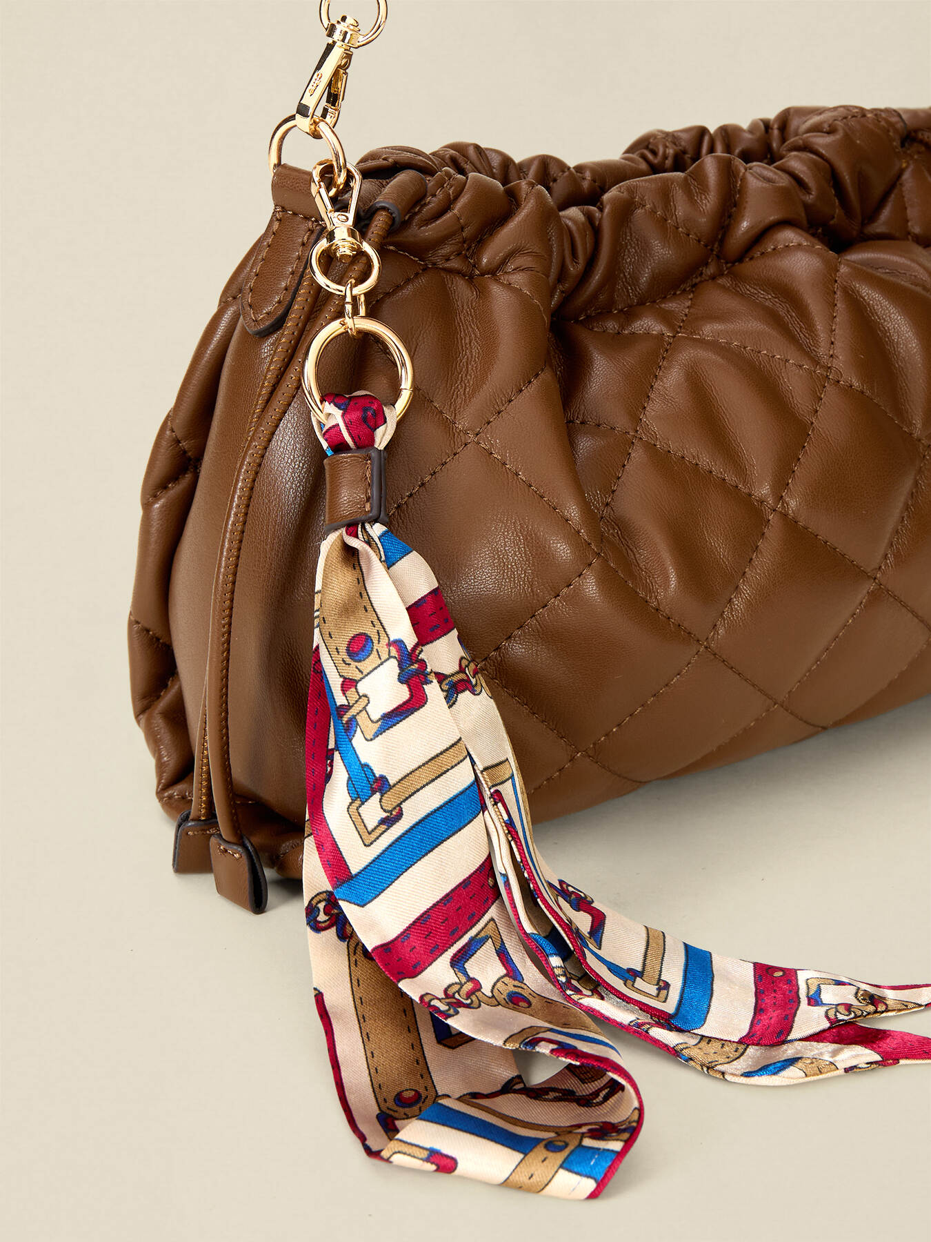 Gesteppte Tasche mit Kordelzug und Charm image number 3