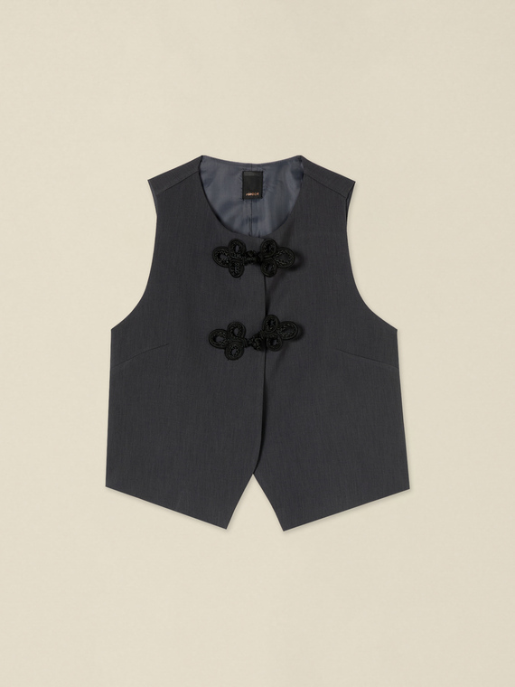 Gilet corto con chiusure ad alamari ricamati