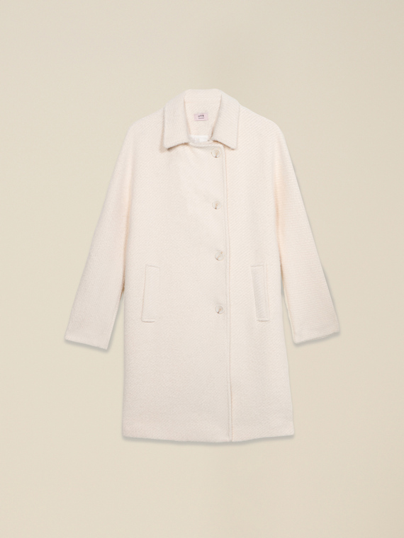 Coat with asymmetric closure