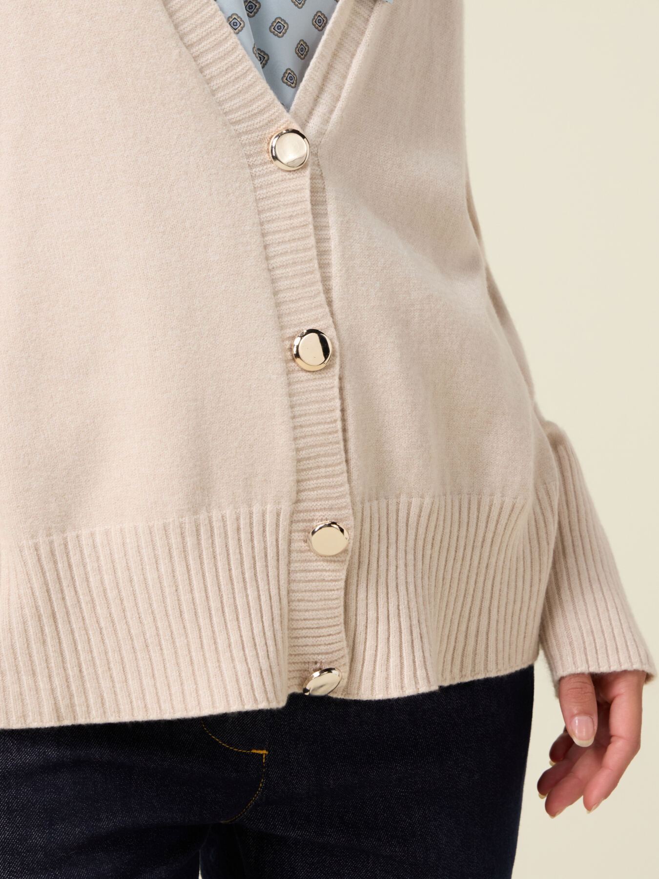 Cardigan scollo a V con bottoni dorati image number 2