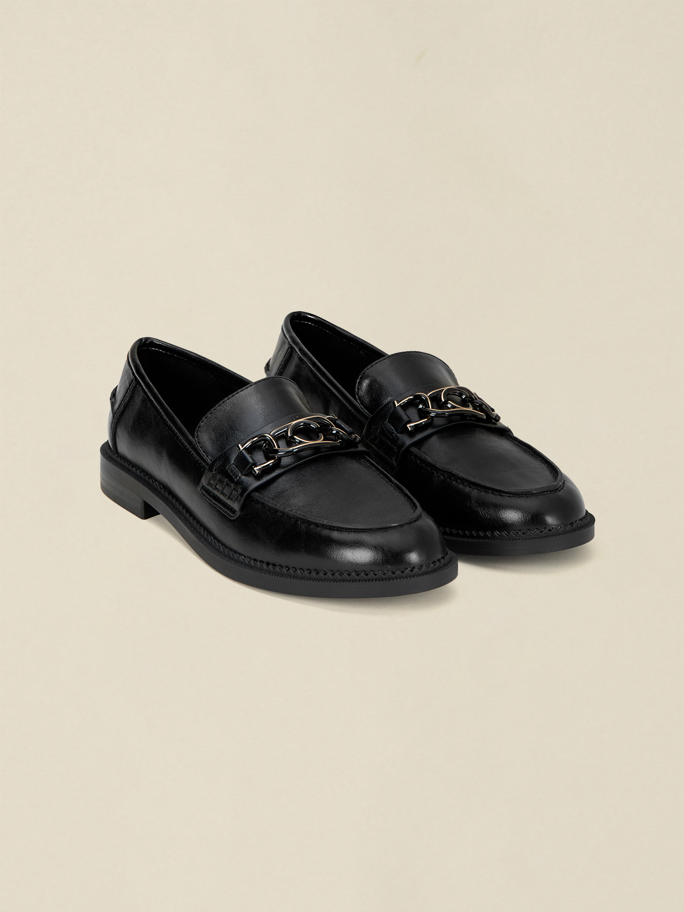 Loafers with metal chain image number 1