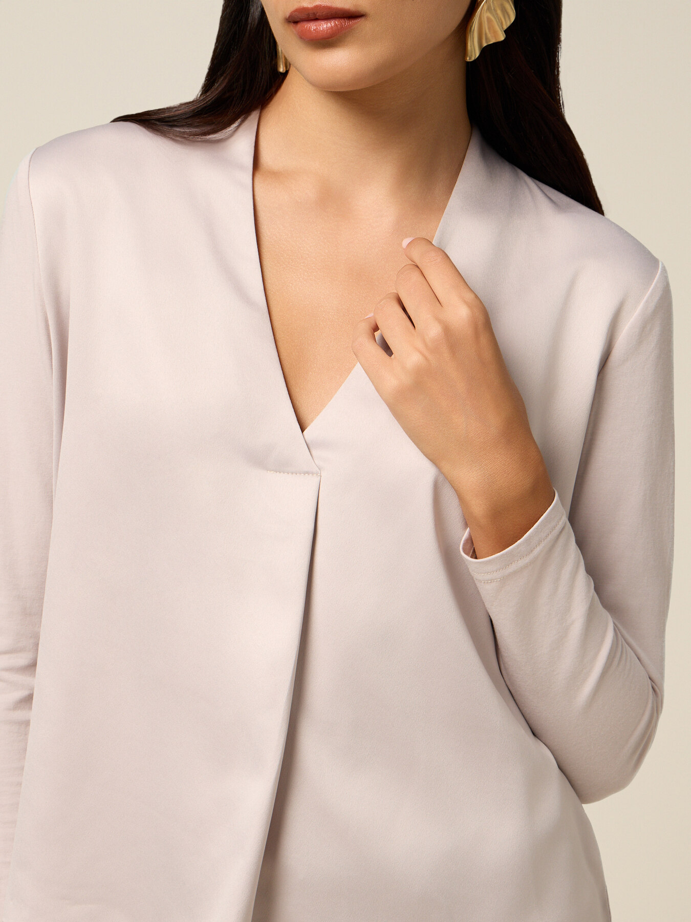 Two-material V-neck T-shirt image number 2